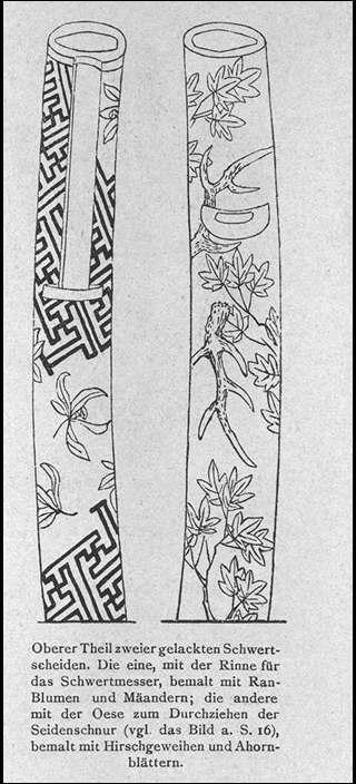 ２つの漆塗りの刀の鞘の上部 小刀のための細い窪み 小柄櫃 の付いている方は蘭の花と雷文模様 さや型 が彩色されている 絹糸 下げ緒 を通す穴 栗形 の あいているもう一方は １６ページの絵を参照 鹿の角と楓の葉が彩色されている